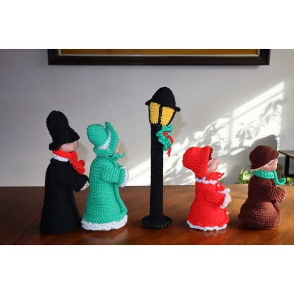 Vintage Handmade Crochet Christmas Carolers Lamp Post Figurine Set Family - Picture 5 of 11